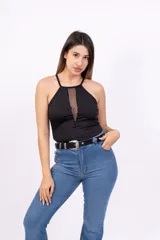 Body blanco con escote halter y detalle de panel central de malla transparente. Confeccionado en tejido elástico ajustado al cuerpo.