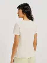 Remera verde claro de algodón, de corte clásico y mangas cortas.