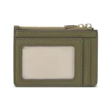 Billetera Guess modelo Alisha de diseño compacto, confeccionada en cuero sintético con textura granulada en color verde oliva. Presenta cierre superior con cremallera metálica dorada y el logo de la marca aplicado en letras metálicas doradas en el frente.