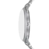 Reloj de pulsera analógico con caja de acero inoxidable y malla de eslabones plateada. Presenta una esfera minimalista en tono plateado con acabado sunray, índices de bastón, números romanos en posiciones clave, ventana de fecha y el logo de la marca en la parte superior.
