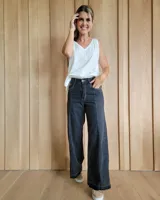 Pantalón de jean estilo wide leg con costuras verticales frontales, tiro alto y bolsillos laterales.