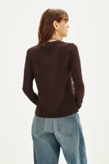 Remera de manga larga color marrón oscuro, con cuello redondo y corte holgado.