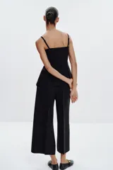 Pantalón culotte de tiro alto con pernera ancha y corta. Presenta bolsillos delanteros y cierre lateral con cremallera oculta.