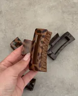 Broche para el pelo tipo clip, de acetato color carey con diseño geométrico.