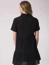 Vestido corto blanco con cuello camisero, mangas cortas y bordado tipo broderie.
