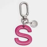 Llavero tipo charm con mosquetón metálico plateado, placa circular grabada con la marca Bubba y un aro circular de color fucsia.