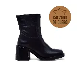 Bota de cuero negra con caña media, punta cuadrada y taco bloque alto.