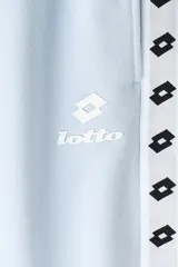 Short de felpa celeste de corte regular fit, con cintura elástica y cordón ajustable. Cuenta con bandas laterales blancas con el logo de Lotto repetido, bolsillos laterales y el logo de la marca bordado en una pierna.