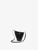 Bolso Jacquemus Le Petit tipo cubo, color negro, de cuero liso, con asa corta y cierre de anilla dorada. Incluye correa bandolera extraíble, bolsillo interior con cremallera y herrajes dorados.