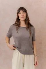 Sweater liviano de punto color topo, de manga corta, con escote redondo y terminaciones con bordes enrollados, de calce relajado.