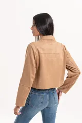 Chaqueta corta de gamuza sintética color tostado, con cuello clásico, cierre frontal de botones y bolsillos delanteros con solapa.