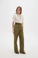 Pantalón de viscosa color verde militar, de corte ancho y tiro alto, con detalle de plisado en la cintura.