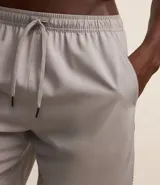 Bermuda deportiva masculina con cintura elástica, cordón de ajuste y bolsillos laterales. Confeccionada en tejido técnico de poliéster ligero, diseñada para brindar libertad de movimiento durante actividades físicas.