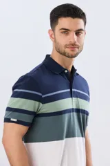 Remera polo de manga corta con diseño de franjas horizontales en tonos azul, salmón, celeste y beige. Cuenta con cuello clásico y cierre frontal de dos botones.