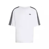 Remera Adidas de corte holgado, color blanco, con cuello redondo y mangas cortas. Presenta las icónicas tres tiras de la marca en color negro a lo largo de las mangas y el logo del trébol bordado en el pecho.