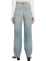 Pantalón de jean celeste de corte recto, con cierre de botón y cremallera, cinco bolsillos y parche de cuero con logo de Tommy Hilfiger en la parte trasera.