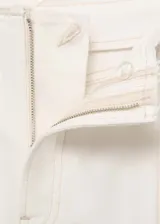 Pantalon de denim color crudo con diseño wide leg, tiro medio y cintura con detalle deshilachado. Cuenta con cinco bolsillos, trabillas para cinturón y cierre frontal con cremallera, botón y ganchos ocultos.