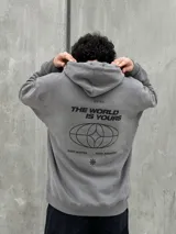 Canguro gris con capucha ajustable con cordones, bolsillo tipo canguro y puños y bajo acanalados.