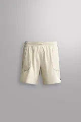 Shorts deportivos de entrenamiento Zara Athleticz, color beige, confeccionados en tejido técnico ligero y elástico con forro interior. Presentan cintura elástica ajustable, bolsillos frontales, bolsillo trasero de seguridad con cierre, aberturas laterales en el bajo y detalle de logo estampado en la pierna.