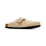 Zueco casual de mujer Marco Donatti modelo Karim, confeccionado en gamuza marrón, con suela de corcho y hebilla metálica ajustable en el empeine.