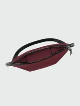 Bolso crossbody Longchamp modelo Le Pliage Energy M, color bordó, con diseño ergonómico, cierres frontales verticales con tiradores metálicos y correa ajustable de lona negra.