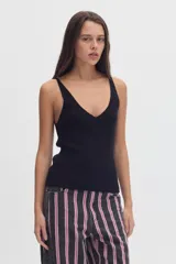 Musculosa de tejido rib color negro, con escote en pico y tirantes finos.