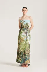 Vestido largo strapless con estampado tropical de palmeras y paisaje selvático, de corte ajustado y silueta recta.
