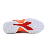 Championes de tenis para mujer Diadora modelo T1 Clay, diseñados para superficies de polvo de ladrillo. Presentan un exterior de malla transpirable en color naranja con detalles en blanco y rojo, cierre de cordones y suela con tracción específica para el deporte.