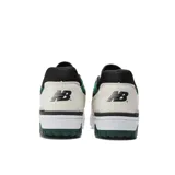 Championes New Balance 550, color blanco con detalles en verde y negro.