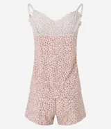 Conjunto de pijama compuesto por un top de breteles finos con encaje en el escote y un short con cintura elástica. El conjunto es de microfibra con estampado de leopardo.