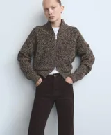Pantalón de jean marrón oscuro, de tiro medio con diseño de corte recto y acabado ligeramente acampanado.