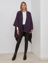 Ruana negra de tejido soft con ribete de cuero sintético.