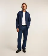 Camisa de corte regular, color gris claro, con cuello inglés, manga larga y cierre frontal con botones. Confeccionada en una mezcla de algodón y poliéster, presenta un diseño clásico y versátil de la marca Marfinno.