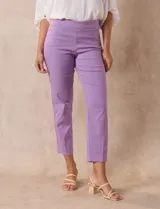 Pantalón recto color verde esmeralda de gabardina elastizada, marca Zac & Rachel. Pretina ancha con faja interna modeladora. Delantera con bolsillos simulados. Trasera con bolsillos ojal.