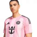 Camiseta de fútbol Adidas del Inter Miami CF, modelo Home 25/26, para hombre. Diseño a rayas verticales rosas y blanco con detalles en negro en cuello, mangas y hombros. Incluye logo de Adidas, escudo del club y sponsor en el frente.