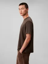 Remera de manga corta Calvin Klein confeccionada en tejido de piqué, con cuello redondo y logo de la marca bordado sutilmente en el centro del pecho.