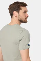 Remera básica de algodón color azul marino, de manga corta, con cuello redondo y logo bordado en el frente.