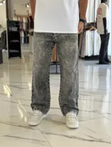 Pantalón de jean gris con lavado ácido, corte holgado de estilo oversize y diseño recto.