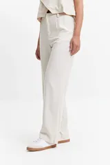 Pantalón negro de tiro medio, corte recto y confeccionado en lino y algodón.