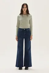 Remera de manga larga a rayas horizontales marrones y blancas, con cuello redondo y corte holgado.