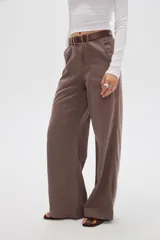 Pantalón de algodón color marrón, de corte recto y tiro alto, con bolsillos laterales y presillas para cinturón.