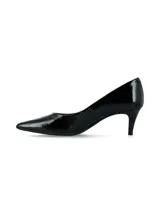 Zapato stiletto negro con acabado glossy, diseño atemporal, punta fina y tacón de altura intermedia. Modelo Polka.