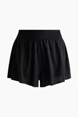 Short deportivo de doble capa negro, con cintura elástica fruncida y calza interior con bolsillo portacelular.