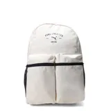 Mochila Puma color beige con diseño de dos bolsillos frontales con cierre negro y logo estampado en la parte superior. Cuenta con compartimentos laterales de red.