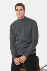 Buzo tejido de lana con cuello alto y medio cierre metálico frontal. Presenta puños y ruedo acanalados, con logo bordado en el pecho.