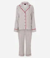 Pijama largo Lov de dos piezas confeccionado en viscosa, con estampado de rayas verticales y pequeños corazones. La parte superior es una camisa de mangas largas, cuello solapa y cierre frontal con botones y vivos a contraste. El pantalón cuenta con cintura elástica y diseño recto.