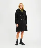 Campera alargada de sherpa color verde manzana, con cuello solapa, cierre cruzado con botones y bolsillos delanteros.