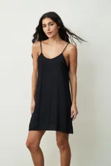 Vestido corto negro de tirantes finos con escote redondo, de corte suelto y fluido.