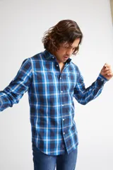 Camisa de manga larga con cuello clásico y cierre frontal abotonado. Presenta un estampado de cuadros en tonos azul marino y rojo. Confeccionada en algodón, cuenta con un corte slim fit y logo bordado en el pecho.