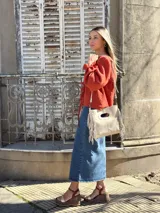 Bandolera color arena, confeccionada 100% en cuero con forro interno de tela.